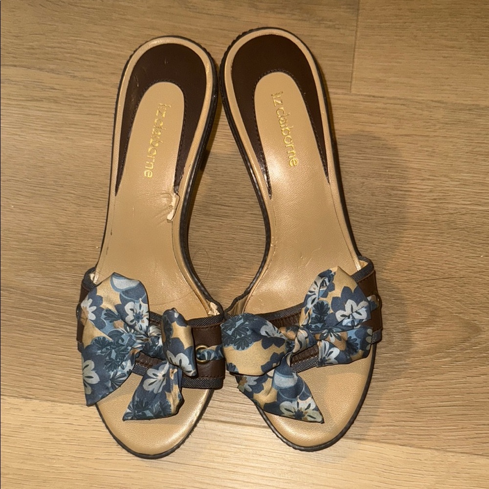Liz Claiborne Women's Floral Bow Sandals - Brown and Blue